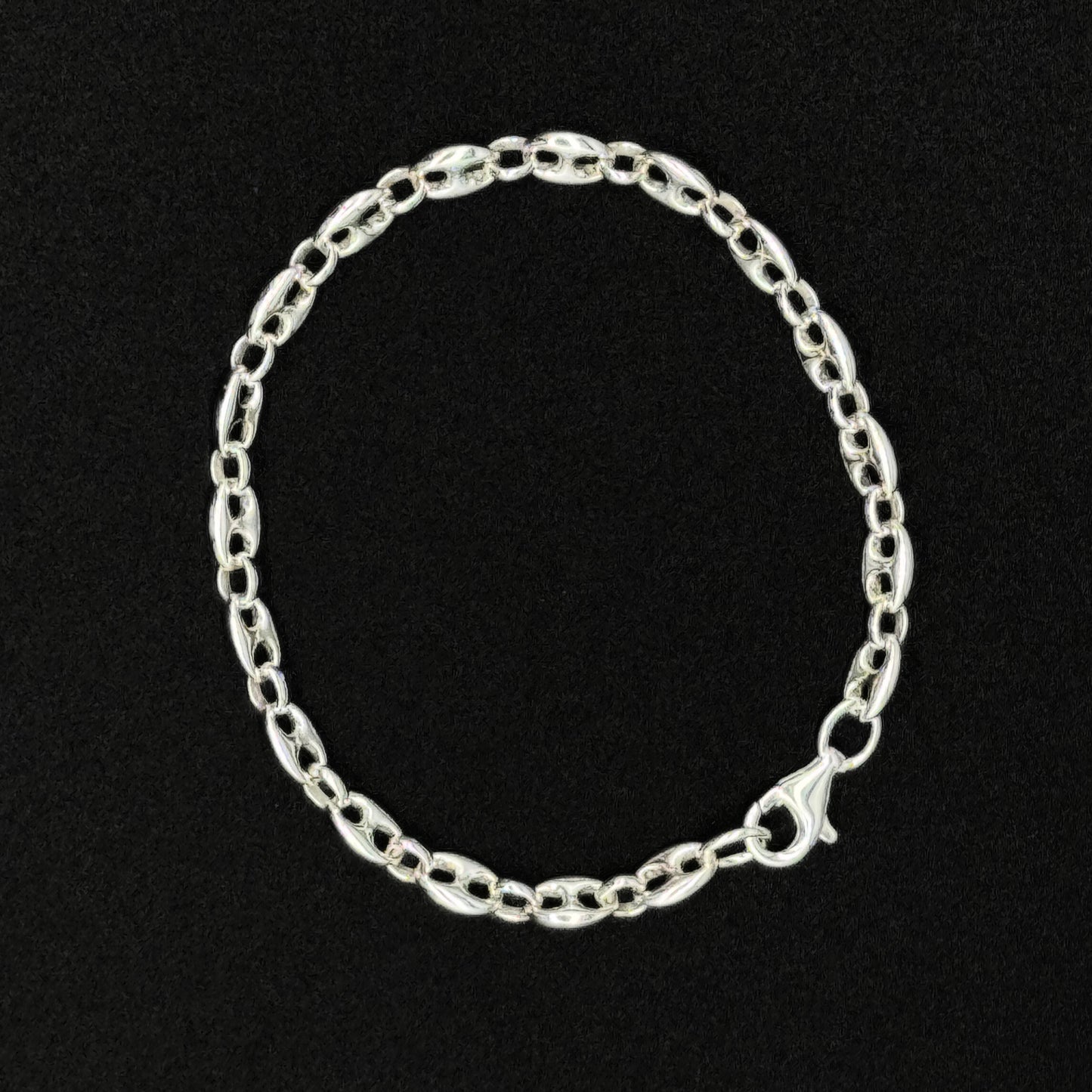 925er Sterling Silber massiv Bohnen Kette Bone Chain Armband Silberschmuck hochwertig zeitlos elegant klassisch Gliederkette Damen Herren unisex minimalistisches Design 925 Silber Schmuckstück auf schwarzem Hintergrund Kettenarmband premium Qualität Geschenkidee handgefertigt Gliederarmband Silberkette