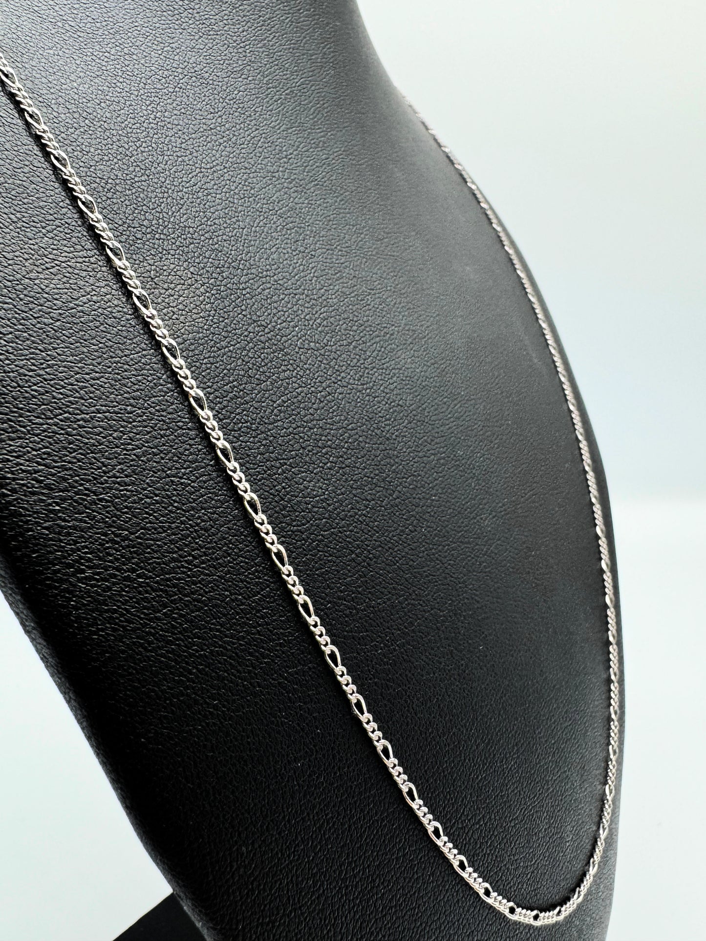Elegante Figaro-Kette aus 925er Silber mit Diamond-Cut, präsentiert auf einer schwarzen Leder-Schmuckpuppe. Hochwertige, filigrane Glieder mit polierter Oberfläche sorgen für einen edlen Look. Diese Silberkette ist sowohl für Damen als auch Herren geeignet und ideal als modisches Accessoire oder Geschenk. Perfekt für den Alltag oder besondere Anlässe.