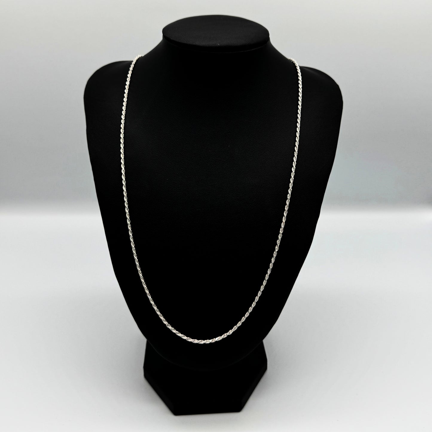 Silberne Kordelkette aus hochwertigem Sterlingsilber auf einer schwarzen Leder-Schmuckpuppe vor weißem Hintergrund – zeitloses Unisex-Design, elegantes Schmuckdisplay und exzellente Qualität