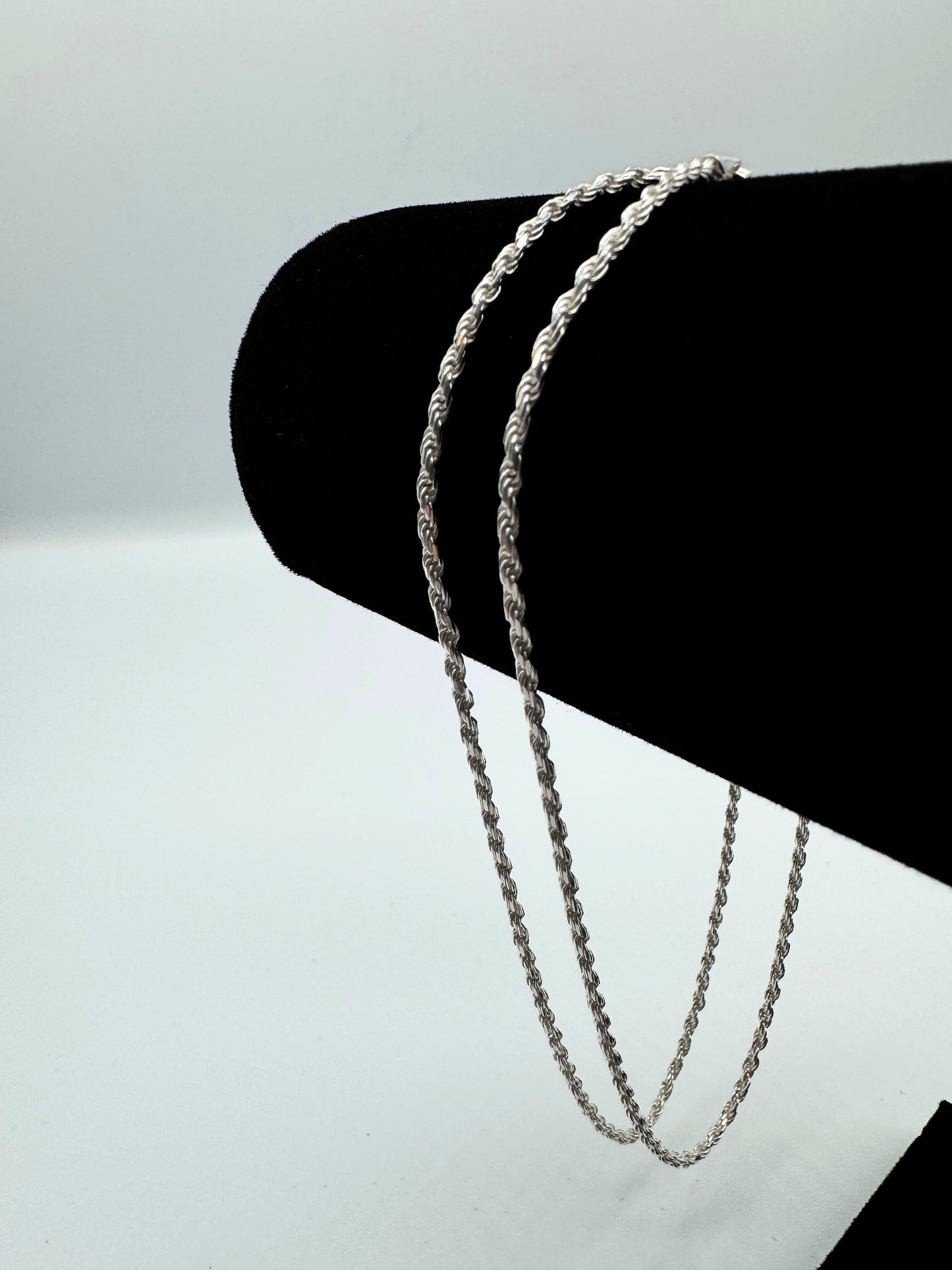 Hochwertige silberne Kordelkette aus Sterlingsilber – zeitloses Unisex-Design für Damen und Herren. Elegante Schmuckkette, perfekt kombinierbar, präsentiert auf schwarzer Leder-Schmuckpuppe vor weißem Hintergrund