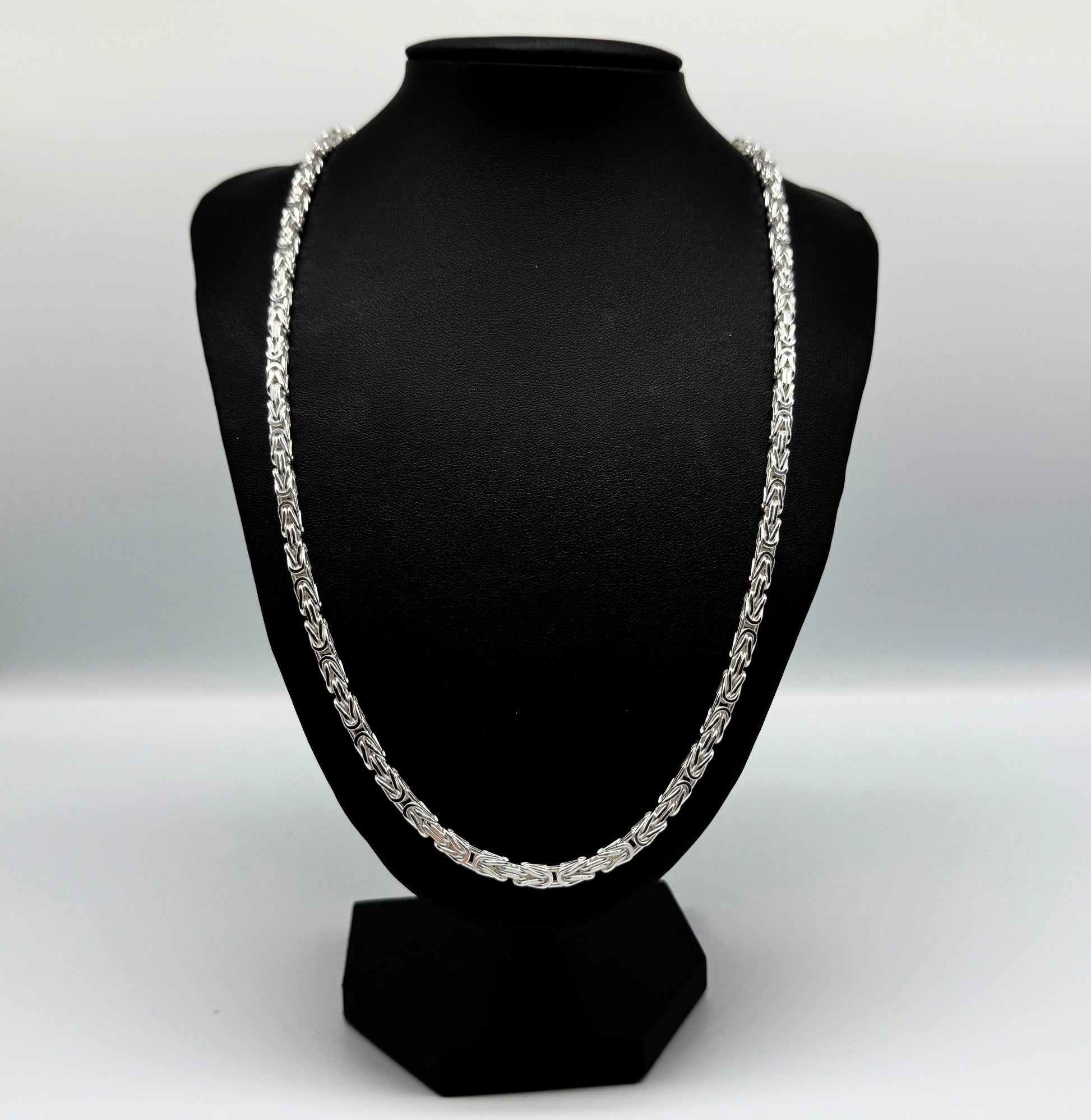 925er Sterling Silber massiv Königskette King Chain Halskette Silberschmuck hochwertig zeitlos elegant klassisch Gliederkette Damen Herren unisex minimalistisches Design 925 Silber Schmuckstück auf schwarzen Lederpuppe premium Qualität Geschenkidee handgefertigt Königsmuster Silberkette byzantinisches Kettendesign Collier luxuriöses Accessoire