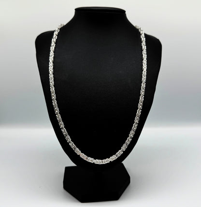 925er Sterling Silber massiv Königskette King Chain Halskette Silberschmuck hochwertig zeitlos elegant klassisch Gliederkette Damen Herren unisex minimalistisches Design 925 Silber Schmuckstück auf schwarzen Lederpuppe premium Qualität Geschenkidee handgefertigt Königsmuster Silberkette byzantinisches Kettendesign Collier luxuriöses Accessoire
