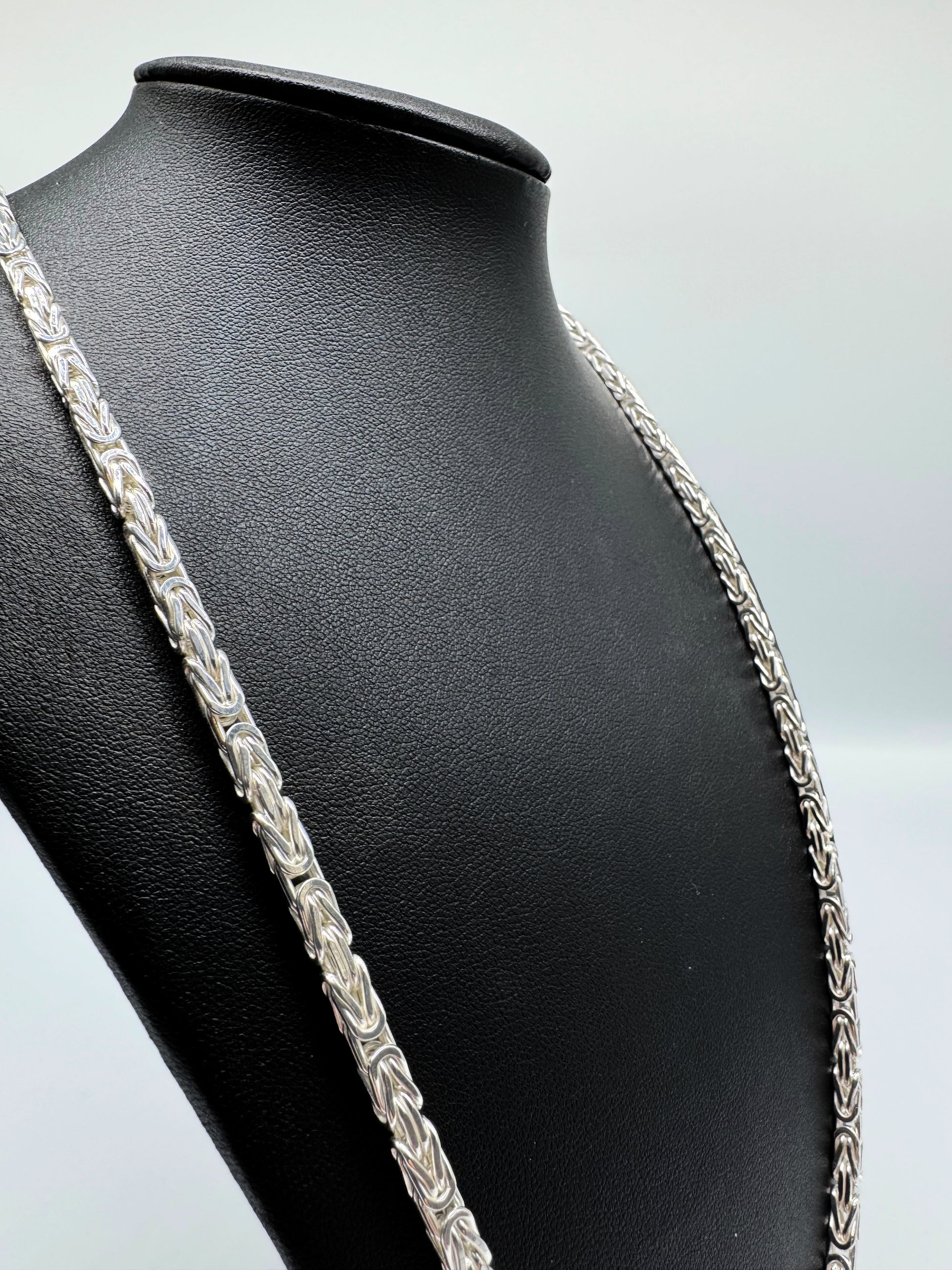 925er Sterling Silber massiv Königskette King Chain Halskette Silberschmuck hochwertig zeitlos elegant klassisch Gliederkette Damen Herren unisex minimalistisches Design 925 Silber Schmuckstück auf schwarzen Lederpuppe premium Qualität Geschenkidee handgefertigt Königsmuster Silberkette byzantinisches Kettendesign Collier luxuriöses Accessoire