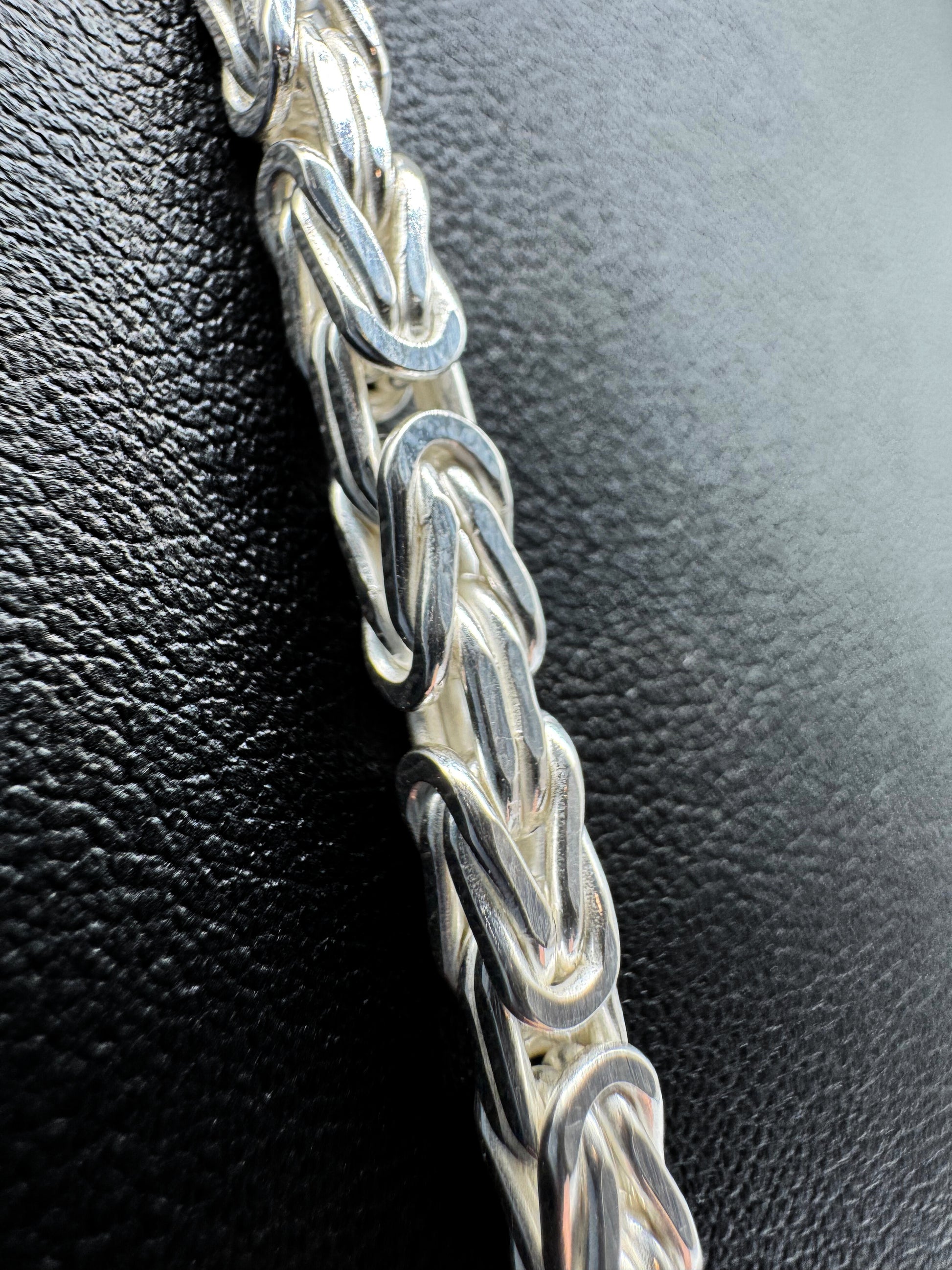 925er Sterling Silber massiv Königskette King Chain Halskette Silberschmuck hochwertig zeitlos elegant klassisch Gliederkette Damen Herren unisex minimalistisches Design 925 Silber Schmuckstück auf schwarzen Lederpuppe detail aufnahme  premium Qualität Geschenkidee handgefertigt Königsmuster Silberkette byzantinisches Kettendesign Collier luxuriöses Accessoire