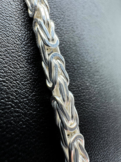 925er Sterling Silber massiv Königskette King Chain Halskette Silberschmuck hochwertig zeitlos elegant klassisch Gliederkette Damen Herren unisex minimalistisches Design 925 Silber Schmuckstück auf schwarzen Lederpuppe detail aufnahme  premium Qualität Geschenkidee handgefertigt Königsmuster Silberkette byzantinisches Kettendesign Collier luxuriöses Accessoire