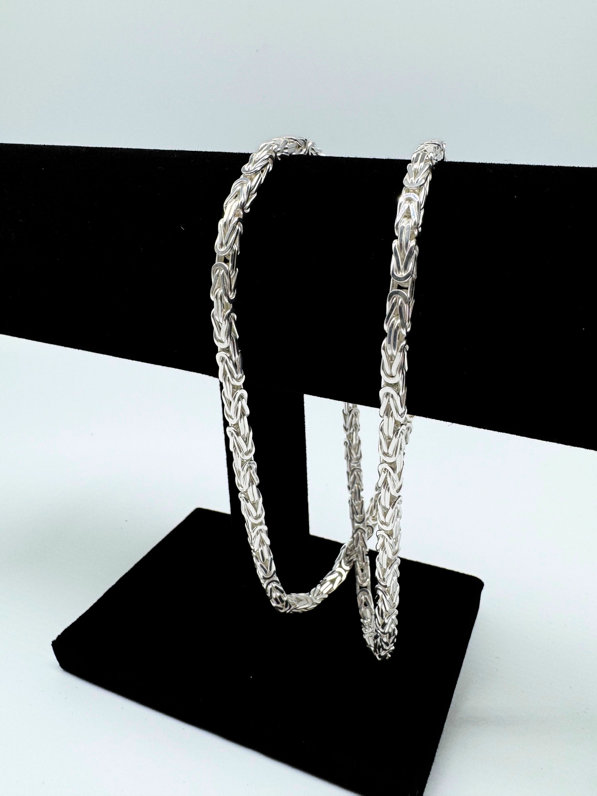925er Sterling Silber massiv Königskette King Chain Halskette Silberschmuck hochwertig zeitlos elegant klassisch Gliederkette Damen Herren unisex minimalistisches Design 925 Silber Schmuckstück auf schwarzem Samtständer premium Qualität Geschenkidee handgefertigt Königsmuster Silberkette byzantinisches Kettendesign Collier luxuriöses Accessoire