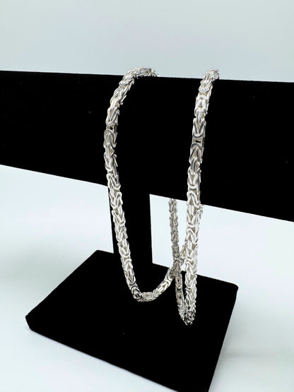 925er Sterling Silber massiv Königskette King Chain Halskette Silberschmuck hochwertig zeitlos elegant klassisch Gliederkette Damen Herren unisex minimalistisches Design 925 Silber Schmuckstück auf schwarzem Samtständer premium Qualität Geschenkidee handgefertigt Königsmuster Silberkette byzantinisches Kettendesign Collier luxuriöses Accessoire
