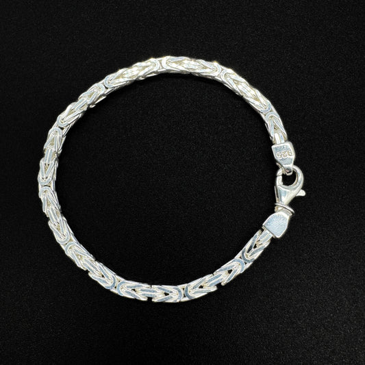 925er Sterling Silber massiv Königsarmband King Chain Armband Silberschmuck hochwertig zeitlos elegant klassisch Gliederkette minimalistisches Design 925 Silber Schmuckstück auf schwarzem Hintergrund Kettenarmband premium Qualität Geschenkidee handgefertigt Königskette Silberkette