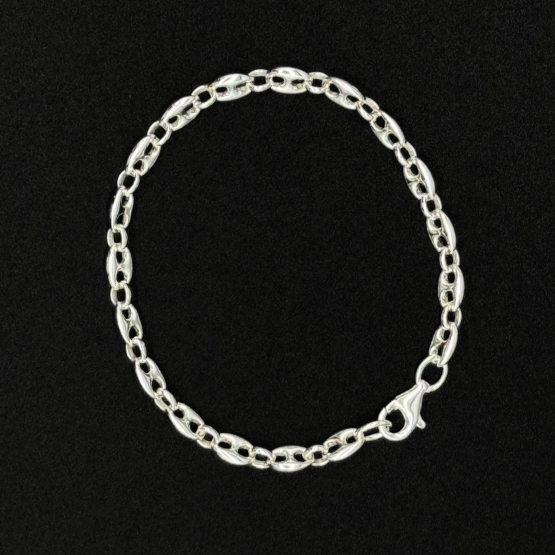925er Sterling Silber massiv Bohnen Kette Bone Chain Armband Silberschmuck hochwertig zeitlos elegant klassisch Gliederkette Damen Herren unisex minimalistisches Design 925 Silber Schmuckstück auf schwarzem Hintergrund Kettenarmband premium Qualität Geschenkidee handgefertigt Gliederarmband Silberkette