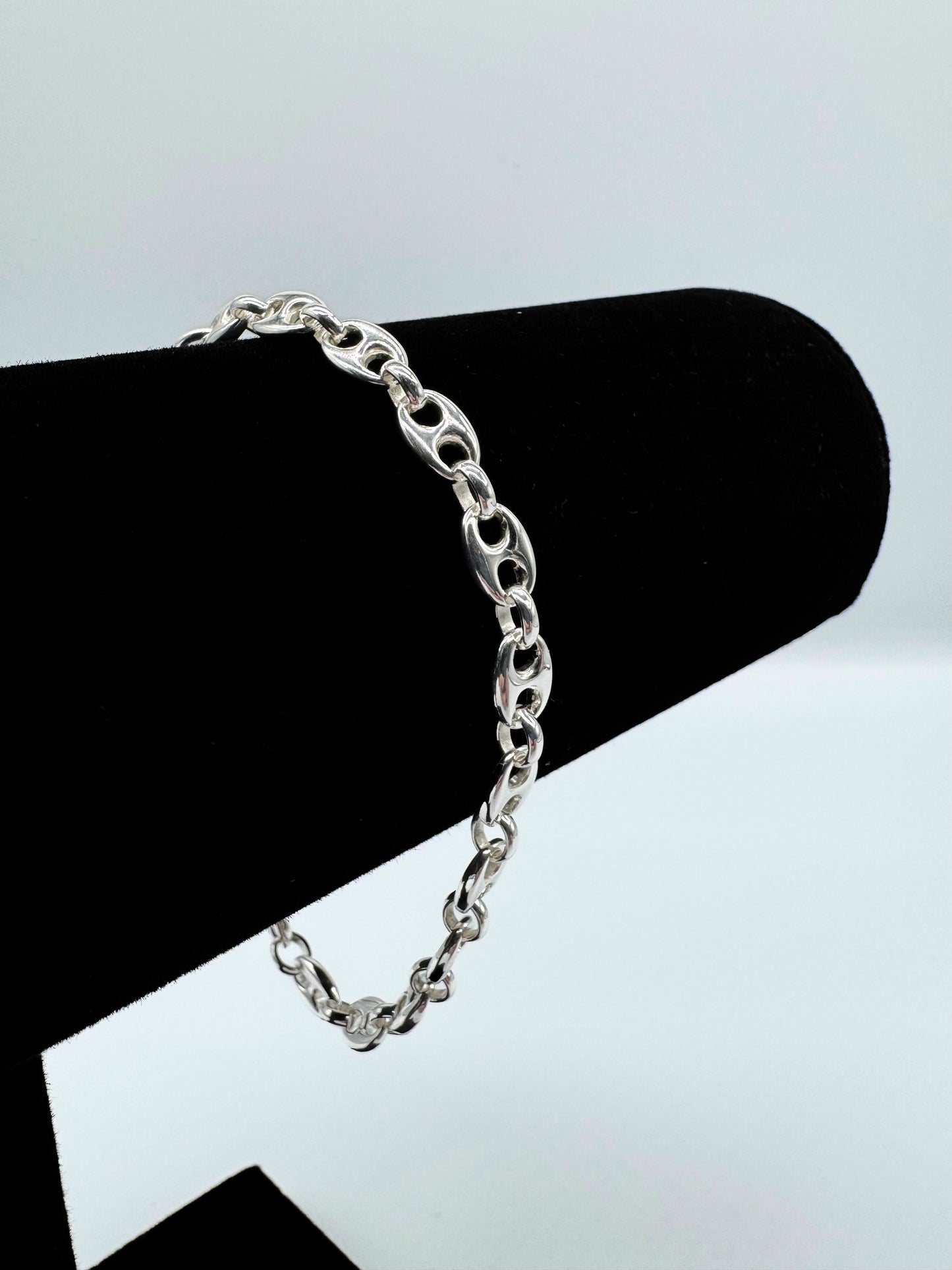 925er Sterling Silber massiv Bohnen Kette Bone Chain Armband auf schwarzem Samt-Display präsentiert Silberschmuck hochwertig zeitlos elegant klassisch Gliederkette Damen Herren unisex minimalistisches Design 925 Silber Schmuckstück professionelle Produktfotografie Kettenarmband premium Qualität Geschenkidee handgefertigt Gliederarmband Silberkette Marinegliederkette Schmuckpräsentation