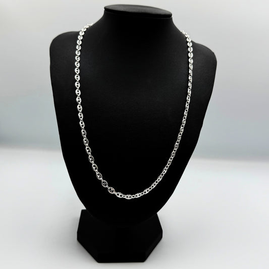 Elegante 925er Sterling Silber Ankerkette, ein zeitloses Schmuckstück für Herren. Die filigrane Kette besticht durch ihre klassische Ankergliederung und das glänzende Sterlingsilber, das für einen edlen Look sorgt. Präsentiert wird die Kette auf einer eleganten, schwarzen Schmuckpuppe vor einem neutralen, weißen Hintergrund, um die Details optimal hervorzuheben. Diese Ankerkette ist ein vielseitiges Accessoire, das jedem Outfit einen Hauch von Eleganz verleiht.