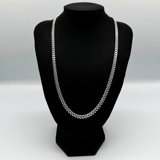 Silberkette mit Kubanischem Design, 925er Feinsilber, breite Glieder mit poliertem Finish, auf schwarzem Leder-Displayhals mit geometrischer Basis, ideal für moderne Looks, besondere Anlässe oder als luxuriöser Schmuck für Männer
