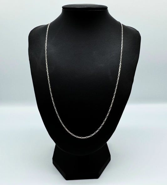 Elegante Figaro-Kette aus 925er Silber mit Diamond-Cut, präsentiert auf einer schwarzen Leder-Schmuckpuppe. Hochwertige, filigrane Glieder mit polierter Oberfläche sorgen für einen edlen Look. Diese Silberkette ist sowohl für Damen als auch Herren geeignet und ideal als modisches Accessoire oder Geschenk. Perfekt für den Alltag oder besondere Anlässe.