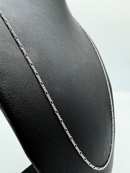 Elegante Figaro-Kette aus 925er Silber mit Diamond-Cut, präsentiert auf einer schwarzen Leder-Schmuckpuppe. Hochwertige, filigrane Glieder mit polierter Oberfläche sorgen für einen edlen Look. Diese Silberkette ist sowohl für Damen als auch Herren geeignet und ideal als modisches Accessoire oder Geschenk. Perfekt für den Alltag oder besondere Anlässe.