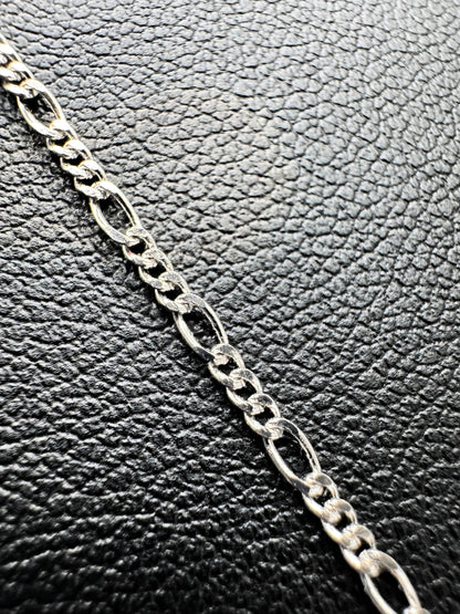 Elegante Figaro-Kette aus 925er Silber mit Diamond-Cut, präsentiert auf einer schwarzen Leder-Schmuckpuppe. Hochwertige, filigrane Glieder mit polierter Oberfläche sorgen für einen edlen Look. Diese Silberkette ist sowohl für Damen als auch Herren geeignet und ideal als modisches Accessoire oder Geschenk. Perfekt für den Alltag oder besondere Anlässe.