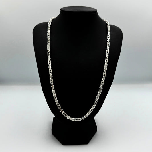 Elegante 925er Sterling Silber Monte Carlo Kette auf einer schwarzen Schmuckpuppe, präsentiert vor einem klaren, weißen Hintergrund. Die massive Kette ist ein auffälliges Schmuckstück für Herren und Damen. Die Monte Carlo Kette zeichnet sich durch ihre markante, ineinandergreifende Gliederstruktur aus, die ihr ein robustes und luxuriöses Aussehen verleiht.
