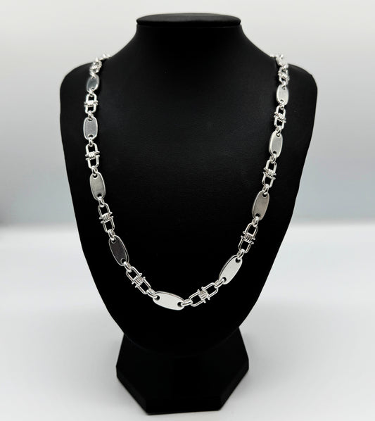 925er Sterling Silber Platenkette – Hochwertige Silberkette für Herren, massive Gliederkette, glänzend poliert, zeitloses Design, luxuriöses Schmuckstück, robust & langlebig. Präsentiert auf einer schwarzen Lederschmuckpuppe vor weißem Hintergrund – Perfekt als Geschenk oder modisches Accessoire.