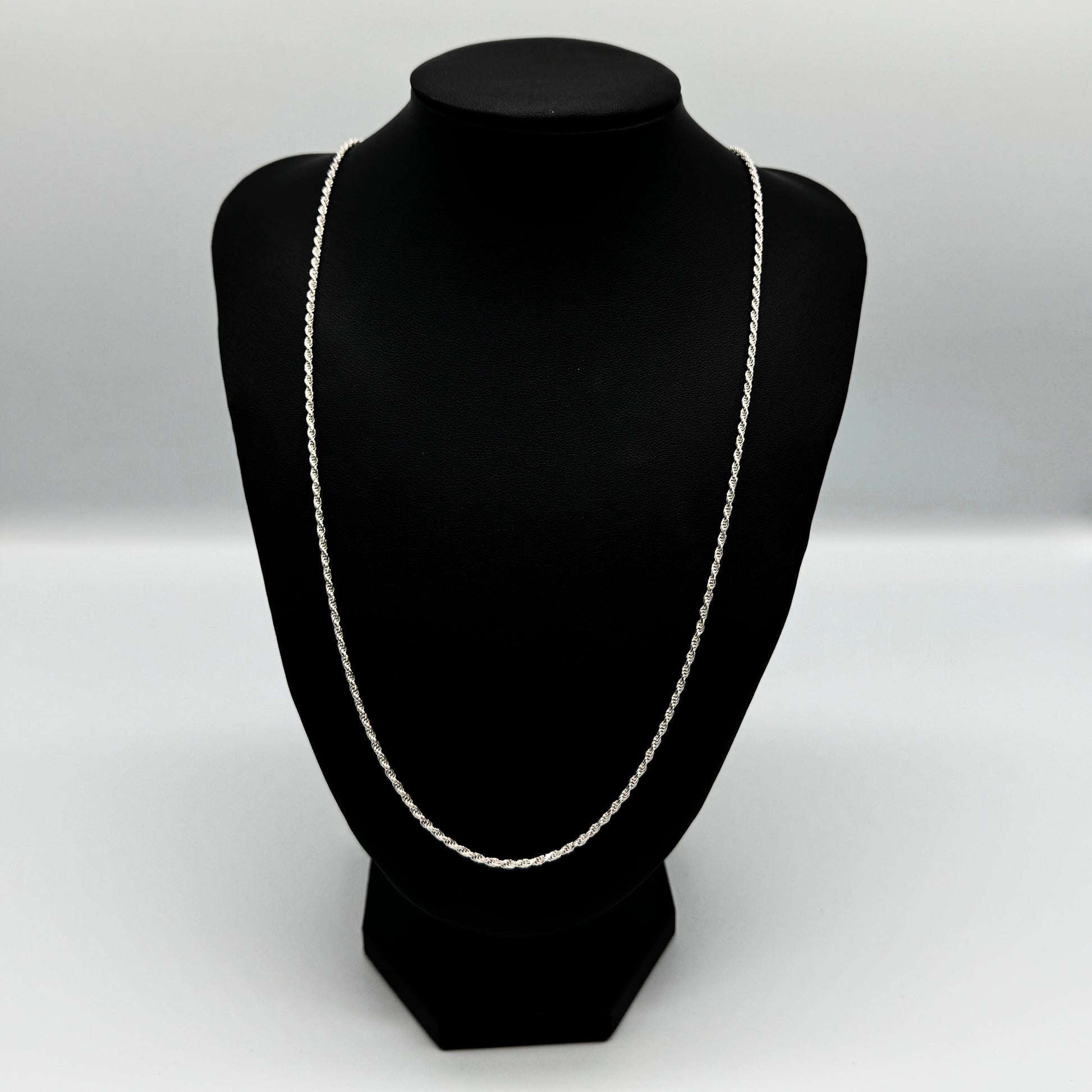 Silberne Kordelkette aus hochwertigem Sterlingsilber auf einer schwarzen Leder-Schmuckpuppe vor weißem Hintergrund – zeitloses Unisex-Design, elegantes Schmuckdisplay und exzellente Qualität