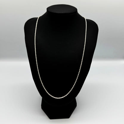 Silberne Kordelkette aus hochwertigem Sterlingsilber auf einer schwarzen Leder-Schmuckpuppe vor weißem Hintergrund – zeitloses Unisex-Design, elegantes Schmuckdisplay und exzellente Qualität