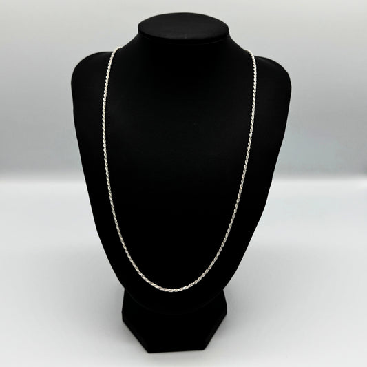 Silberne Kordelkette aus hochwertigem Sterlingsilber auf einer schwarzen Leder-Schmuckpuppe vor weißem Hintergrund – zeitloses Unisex-Design, elegantes Schmuckdisplay und exzellente Qualität
