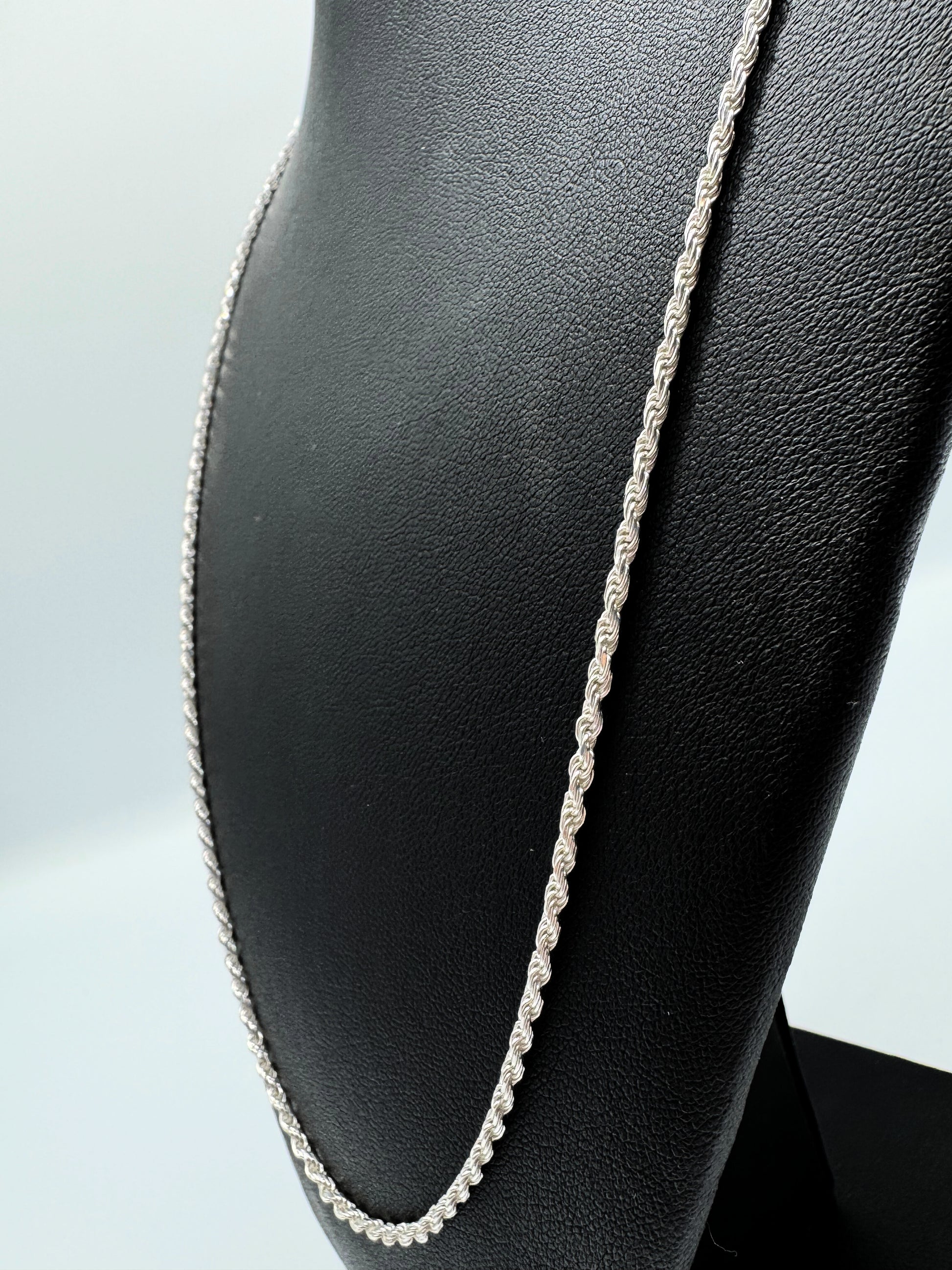Silberkette mittig auf einer Leder Schmuck Puppe in Schwarz Die Kette ist Silber 925 weißer Hintergrund 